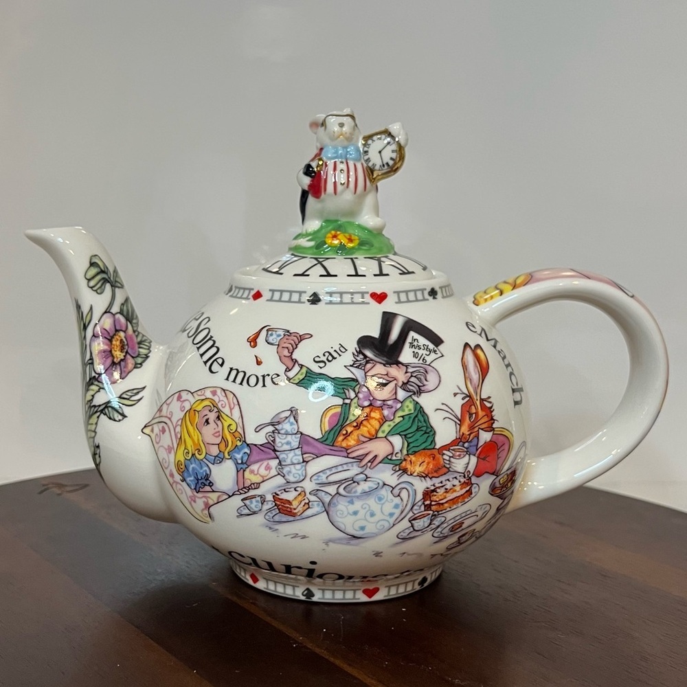 Cardew Design Alice in Wonderland Teapot – Mad Hatter’s Tea Party (2004) 🐇